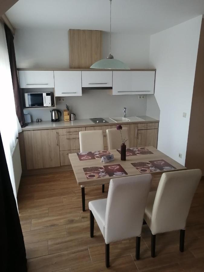 Zafirgyoengy Apartmanok Sarvar Exterior photo