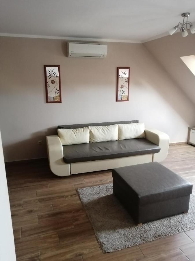 Zafirgyoengy Apartmanok Sarvar Exterior photo