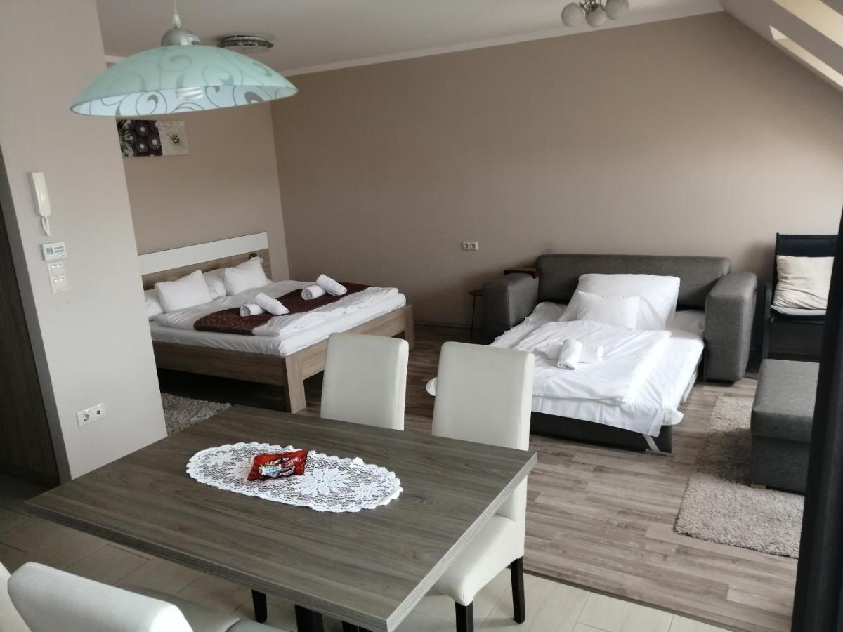 Zafirgyoengy Apartmanok Sarvar Exterior photo